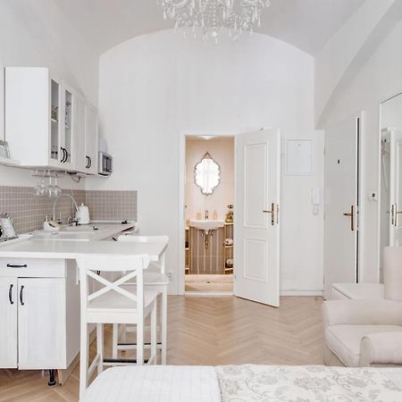 Apartments With The Lions Прага Екстериор снимка