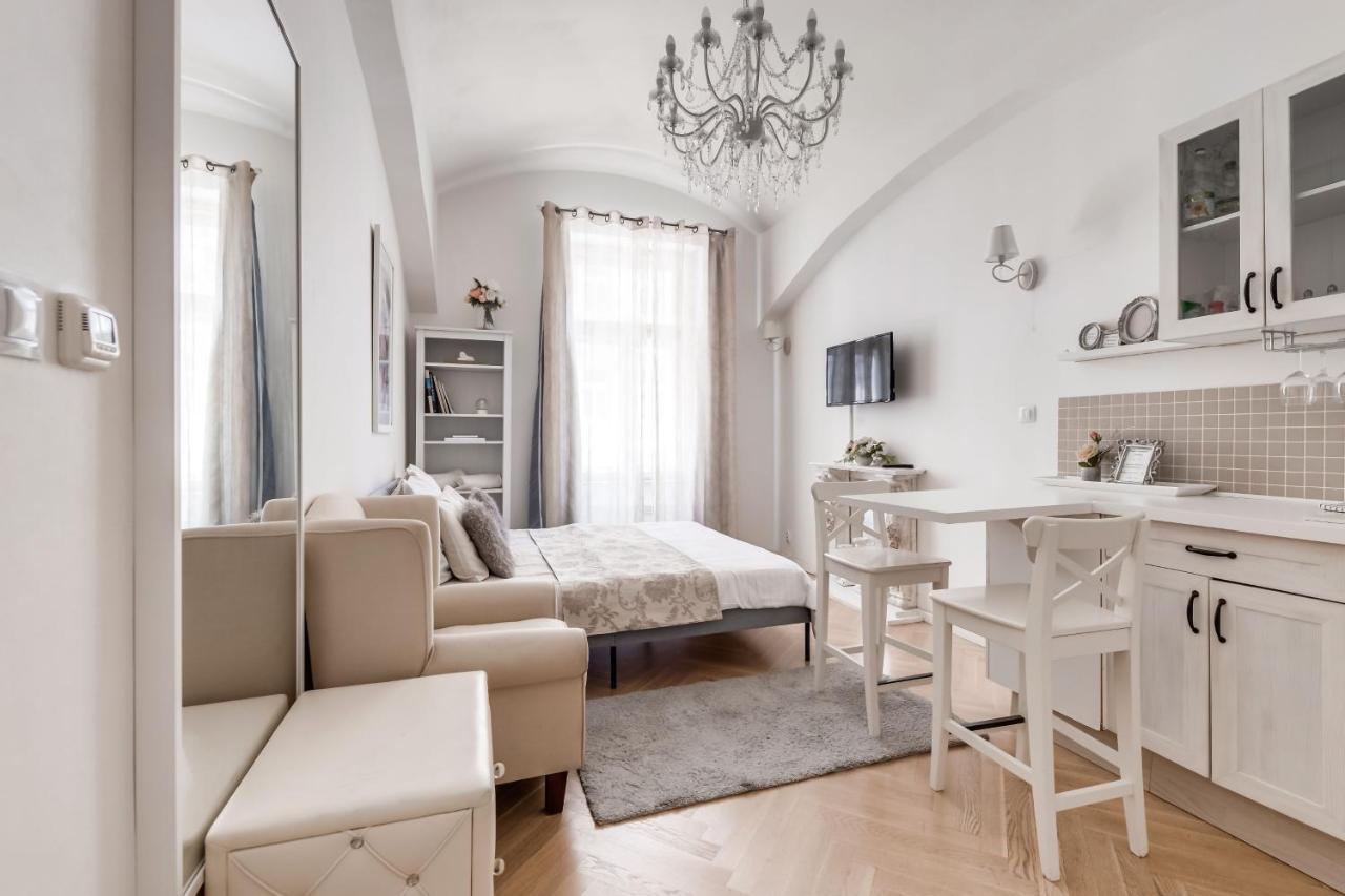 Apartments With The Lions Прага Екстериор снимка