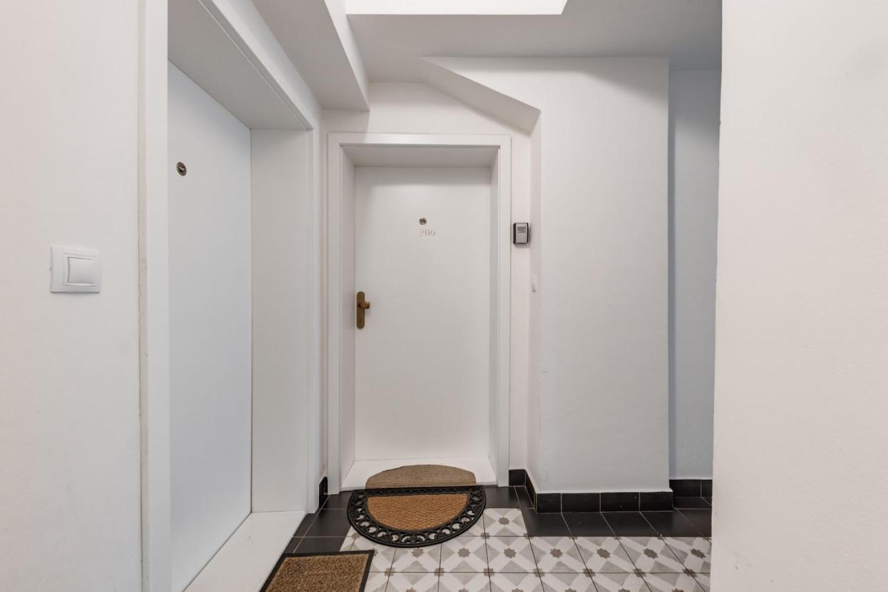 Apartments With The Lions Прага Екстериор снимка