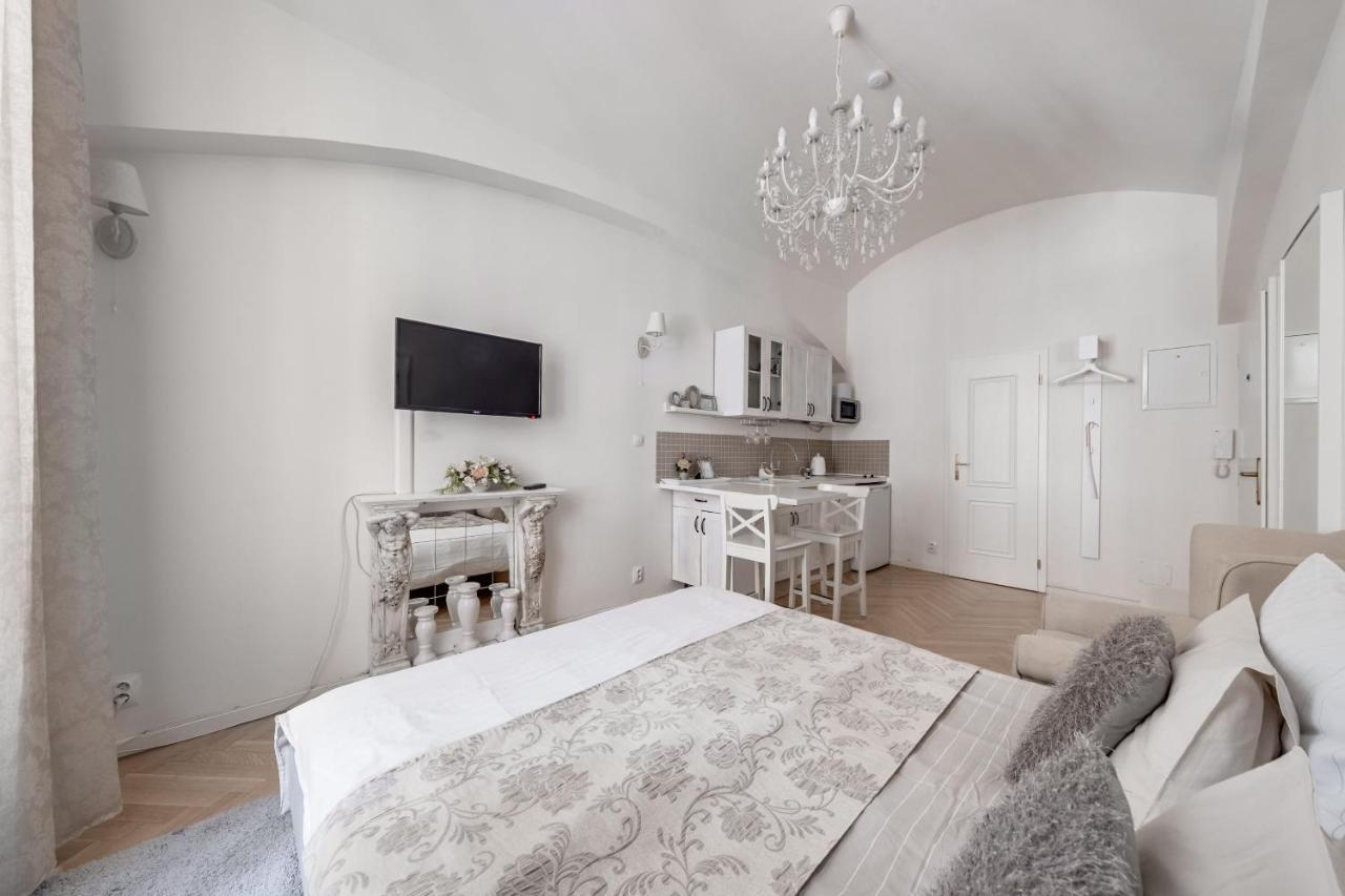 Apartments With The Lions Прага Екстериор снимка
